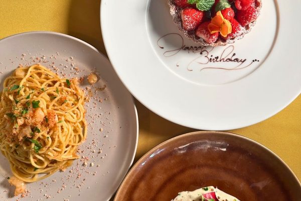 【LUNCH アニバーサリーコース 3品＋選べるフルーツのタルトプレート ※メッセージ付き】の画像